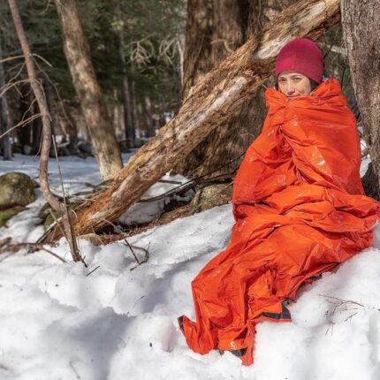 Emergency bivvy bag за оцеляване SOL - Термо аварийна спасителна торба с топлинна рефлексия, водоустойчива цена цени аварийна термо торба за оцеляване emergency bivvy bag survival bivvy sack термо спасителна торба одеяло за оцеляване emergency sleeping bag survival sleeping bag outdoor bivvy bag аварийна топлинна защита термоизолиращ бивак сак комплект за оцеляване в планината оборудване за къмпинг и оцеляване спасителен спален чувал ultralight bivvy bag ветроустойчив bivvy bag водоустойчива аварийна торба survival gear за планина emergency gear за автомобил